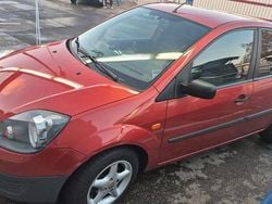 Rot Gebraucht 2006 Ford Fiesta Futura Limousine | 1.950 € (Fairer Preis)