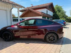 Rot Gebraucht 2024 Tesla Model Y Long Range RWD SUV | 43.900 €