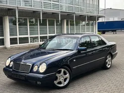 Azuritblaumetallic Gebraucht 1998 Mercedes E240 Avantgarde Limousine | 12.990 €