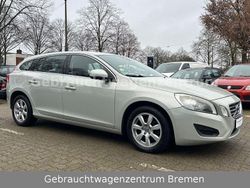 Weiß Gebraucht 2011 Volvo V60 Momentum Kombi | 5.990 € (Guter Preis)