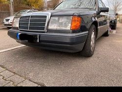 Grau Gebraucht 1991 Mercedes E260 Limousine | 5.499 €