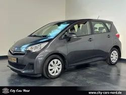Grau Gebraucht 2012 Toyota Verso-S Life Van / Kleinbus | 5.999 € (Guter Preis)