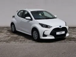 Schneeweiß Gebraucht 2023 Toyota Yaris Hybrid Comfort Kleinwagen | 20.790 € (Fairer Preis)