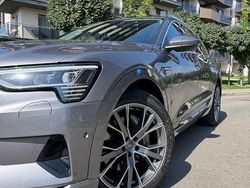 Grau Gebraucht 2020 Audi e-tron Advanced SUV | 21.950 € (Etwas zu teuer)