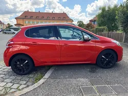 Rot Gebraucht 2015 Peugeot 208 Allure Kleinwagen | 6.800 € (Fairer Preis)