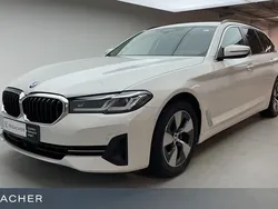 Alpinweiss Gebraucht 2023 BMW 520 Sport Line Kombi | 31.199 € (Superpreis)