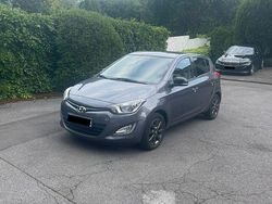 Grau Gebraucht 2014 Hyundai i20 Edition Limousine | 6.490 € (Fairer Preis)