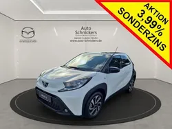Schneeweiß / night sky black Gebraucht 2024 Toyota Aygo Team Kleinwagen | 15.350 € (Fairer Preis)