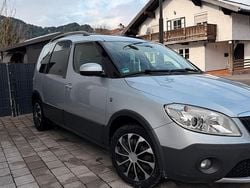 Silber Gebraucht 2013 Skoda Roomster Scout Kombi | 3.900 €