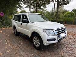 Weiß Gebraucht 2017 Mitsubishi Pajero SUV | 26.990 € (Guter Preis)