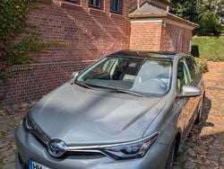 Silber Gebraucht 2016 Toyota Auris Hybrid Executive Limousine | 11.400 € (Guter Preis)