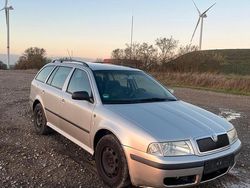 Silber Gebraucht 2002 Skoda Octavia Kombi | 750 €