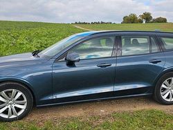 Blau Gebraucht 2019 Volvo V60 Momentum Kombi | 22.999 € (Fairer Preis)