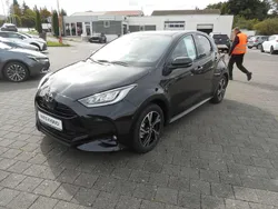 Mysticschwarz mica Neu 2025 Toyota Yaris Hybrid Comfort Limousine | 26.980 € (Fairer Preis)