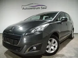 Grau Gebraucht 2016 Peugeot 5008 Active Van / Kleinbus | 8.480 € (Fairer Preis)