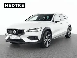 Weiß Gebraucht 2023 Volvo V60 CC Ultimate Kombi | 46.990 €