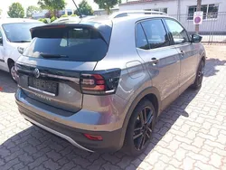 Limestone grey metallic limestone grey metallic Gebraucht 2021 VW T-Cross Sportline SUV | 22.329 € (Fairer Preis)