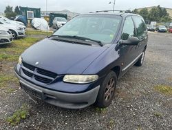 Blau Gebraucht 1999 Chrysler Voyager Van / Kleinbus | 700 €