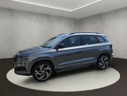 Graphitegrau metallic Gebraucht 2022 Skoda Karoq SportLine SUV | 30.800 € (Superpreis)
