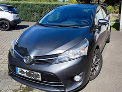 Grau Gebraucht 2015 Toyota Verso Skyview Edition Van / Kleinbus | 9.000 € (Fairer Preis)
