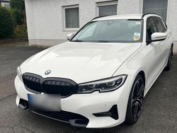 Weiß Gebraucht 2019 BMW 320 Comfort Edition Kombi | 23.890 €