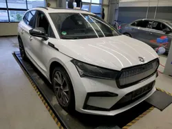 Moonweiss metallic Gebraucht 2022 Skoda Enyaq iV SportLine SUV | 34.860 € (Etwas zu teuer)