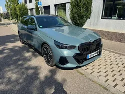 Grün Gebraucht 2024 BMW 540 Comfort Edition Kombi | 69.800 €