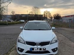 Weiß Gebraucht 2010 Kia Ceed Kleinwagen | 7.500 €
