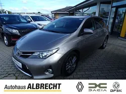 Grün Gebraucht 2015 Toyota Auris Edition Limousine | 14.690 € (Teuer)