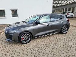 Grau (metallic) Gebraucht 2023 Ford Focus ST-Line X Limousine | 25.990 € (Teuer)