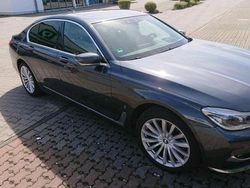 Grau Gebraucht 2018 BMW 740 iPerformance Limousine | 29.999 €