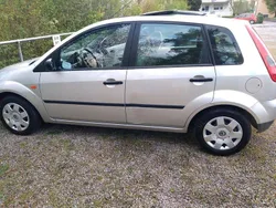 Grau Gebraucht 2004 Ford Fiesta Kleinwagen | 3.600 € (Etwas zu teuer)