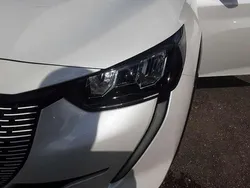 Weiß metallic Gebraucht 2021 Peugeot e-208 Allure Kleinwagen | 16.620 € (Guter Preis)