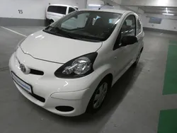 Weiß Gebraucht 2011 Toyota Aygo Basis Kleinwagen | 3.200 € (Fairer Preis)