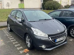 Grau Gebraucht 2015 Peugeot 208 Active Kleinwagen | 3.700 €