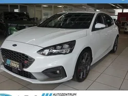 Weiss Gebraucht 2020 Ford Focus ST Limousine | 26.477 € (Fairer Preis)