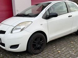 Weiß Gebraucht 2009 Toyota Yaris Limousine | 1.999 € (Guter Preis)
