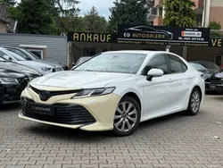 Weiß Gebraucht 2019 Toyota Camry Hybrid Business Edition Limousine | 16.850 €