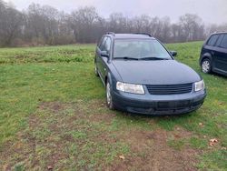 Grau Gebraucht 2000 VW Passat Kombi | 1.200 € (Fairer Preis)