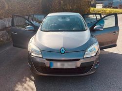 Grün Gebraucht 2009 Renault Mégane III Kleinwagen | 3.000 €