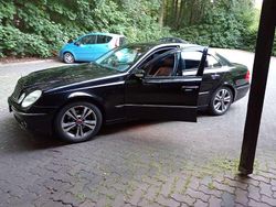 Schwarz Gebraucht 2004 Mercedes E240 Avantgarde Limousine | 6.300 € (Teuer)