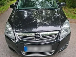 Schwarz Gebraucht 2011 Opel Zafira Van / Kleinbus | 1.950 €