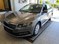 Graphitegrau metallic (metallic) Gebraucht 2022 Skoda Superb Ambition Kombi | 27.945 € (Fairer Preis)