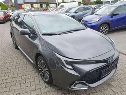 Grau Gebraucht 2023 Toyota Corolla Team Kombi | 27.950 € (Fairer Preis)