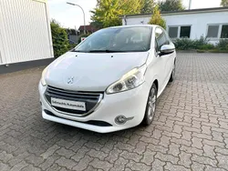 Weiß Gebraucht 2012 Peugeot 208 Allure Kleinwagen | 5.980 € (Etwas zu teuer)