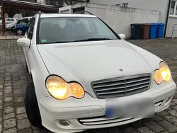 Weiß Gebraucht 2005 Mercedes C200 Limousine | 2.650 €