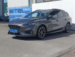 Grau Gebraucht 2020 Ford Focus ST-Line X Limousine | 21.450 € (Fairer Preis)