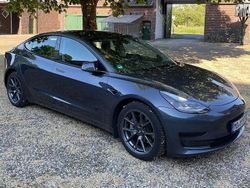 Grau Gebraucht 2021 Tesla Model 3 Standard Range Plus Limousine | 24.900 € (Fairer Preis)