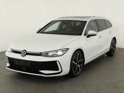 Pure white Gebraucht 2024 VW Passat R-line Kombi | 41.995 € (Teuer)