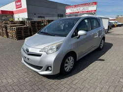 Silber Gebraucht 2014 Toyota Verso-S Comfort Van / Kleinbus | 3.999 € (Guter Preis)